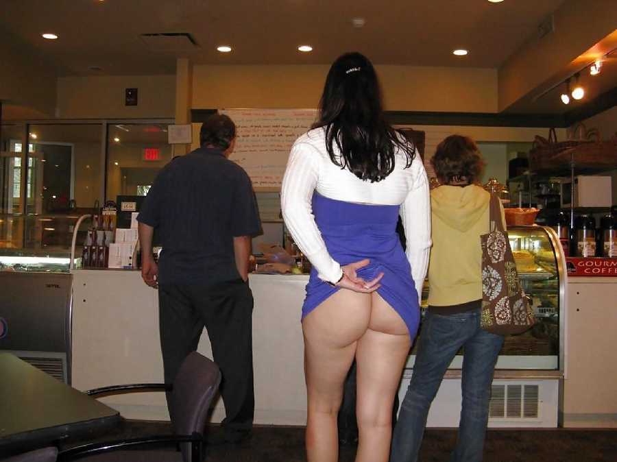 Girl Anal Flash - Ass Flash - Girl Flashing Her Ass in a Store